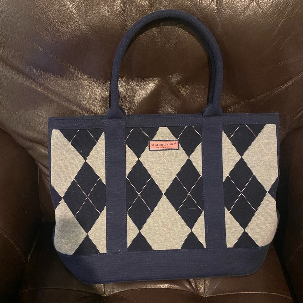 Vineyard Vines navy, argyle tote in EUC